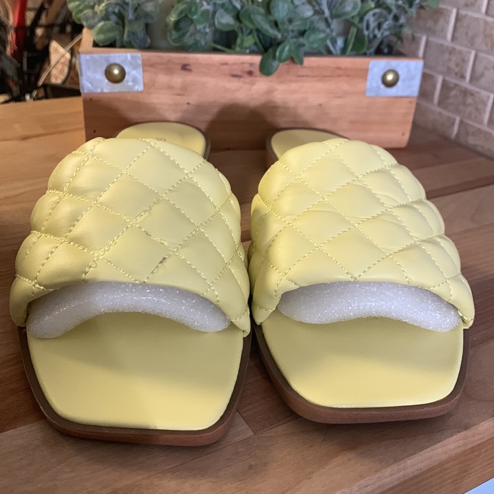 BCB Generation Pale Yellow Laila Slide Sandal With Diamond Quilted Strap NWT - Picture 6 of 12